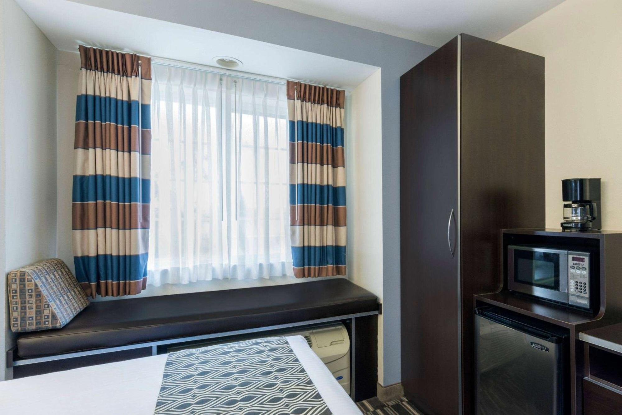 Microtel Inn And Suites Baton Rouge Airport Exterior photo
