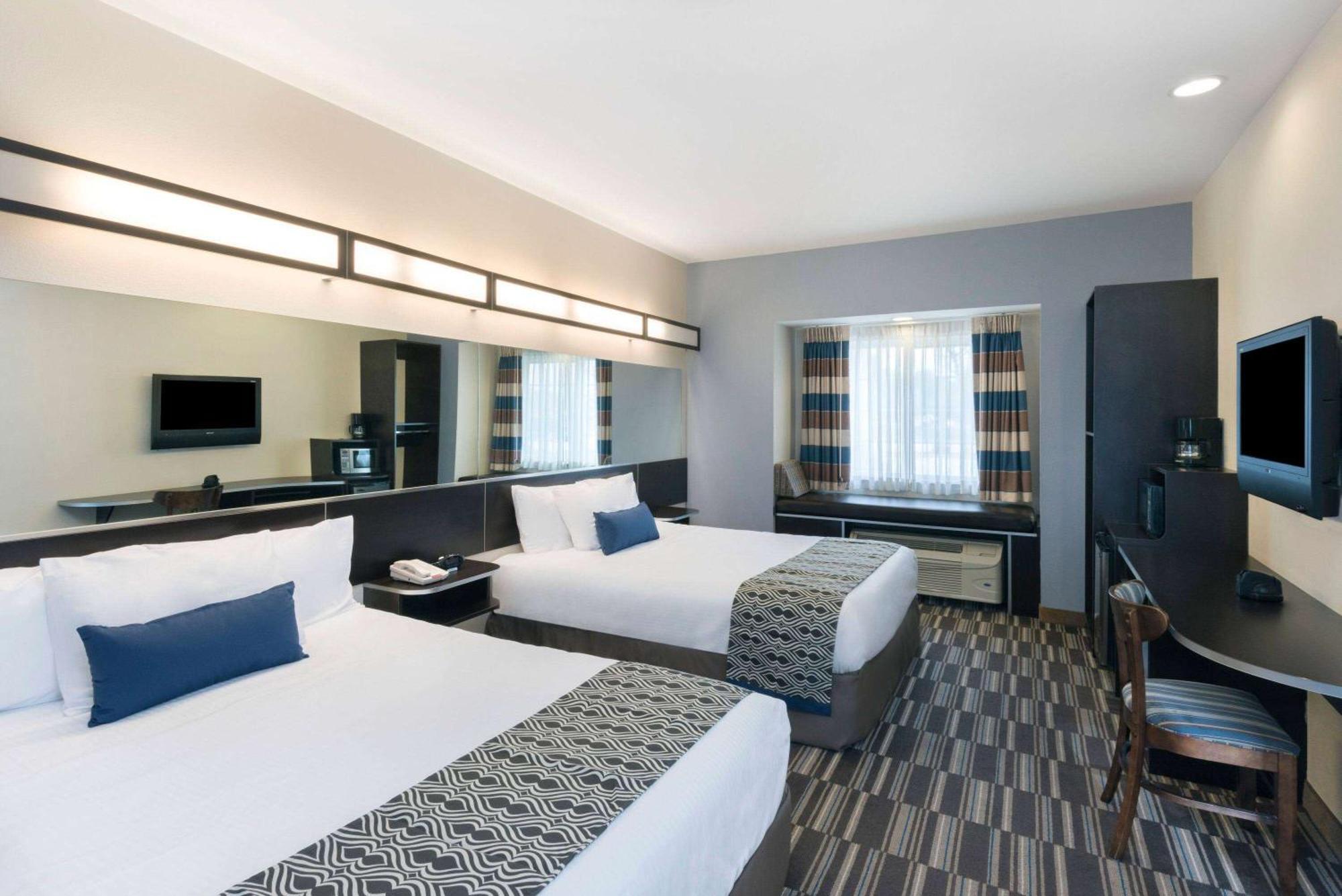 Microtel Inn And Suites Baton Rouge Airport Exterior photo